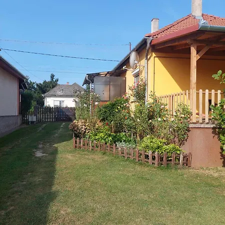 Schoenes Mit Pool Дом отдыха Balatonujlak