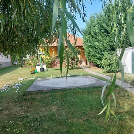 Prázdninový dům Schoenes Mit Pool Balatonujlak